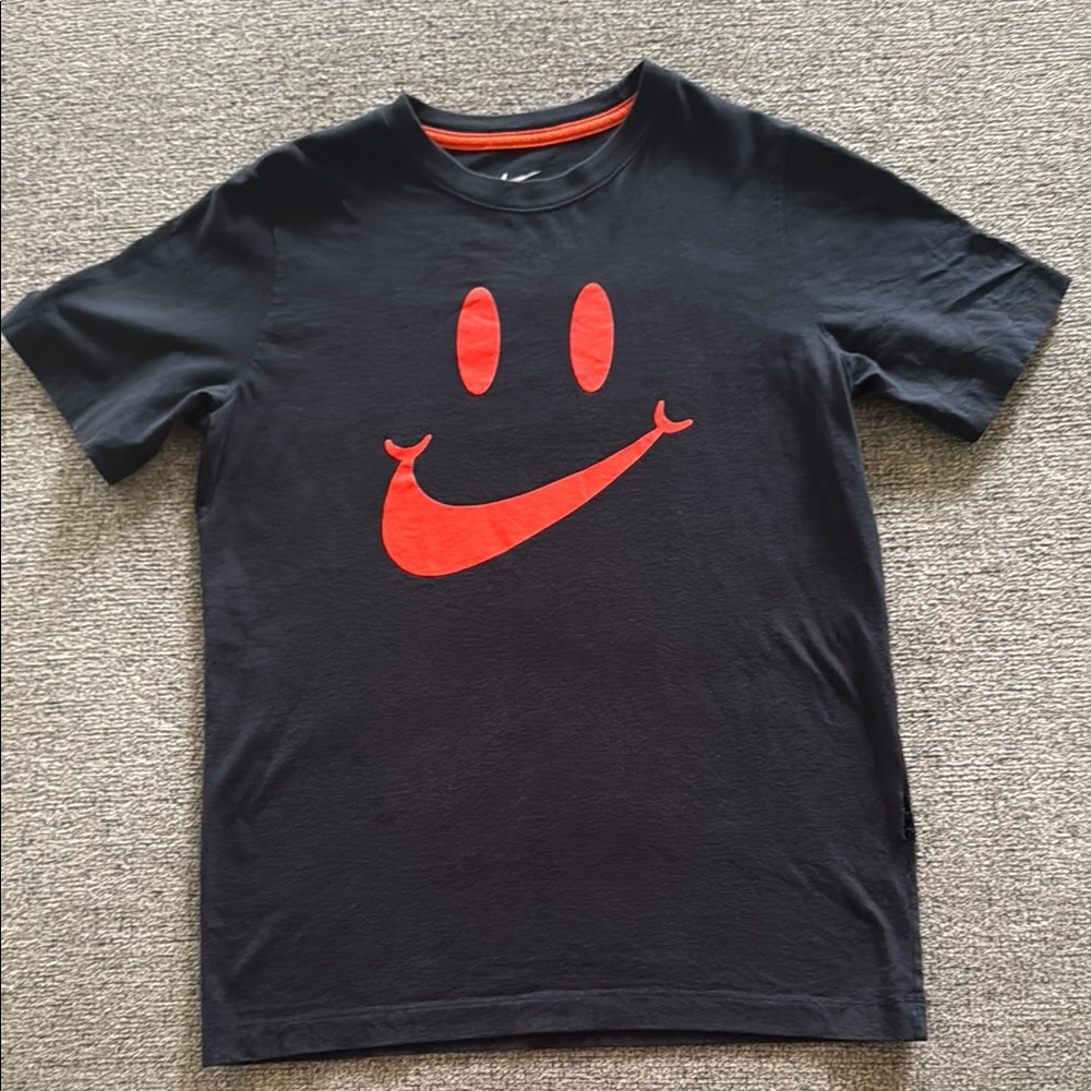 Nike Black and Red Short Sleeve Tees